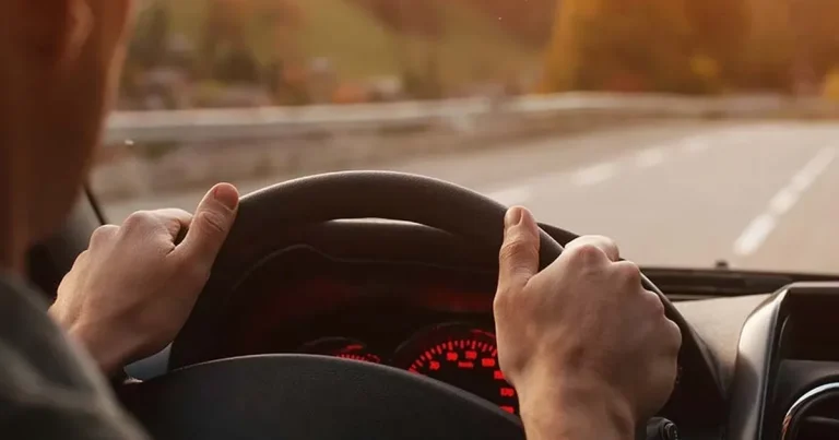 trafikte-guvenli-surus-icin-uc-altin-kural-dikkat-daginikligi-felakete-yol-aciyor-SiBl2kzd.webp